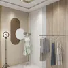 Fondo de Pantalla para Sala de Transmisiones en Vivo Estilo Nuevo 2026, Tienda de Ropa de Moda, Sala de Estar y Dormitorio Simples con Papel Tapiz de Celosía de Madera con un Toque de Lujo