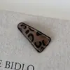 Pinza de pelo para flequillo de triángulo grande con forma de gota de agua, estampado de leopardo, color café, cuero retro coreano, pinza para el pelo, pinza para el pelo, personalidad, versátil, dulce, genial