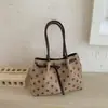 Bolsa de mano de lunares nueva 2026, bolso de hombro estilo coreano, bolso de mano para el trabajo, bolso simple y moderno para debajo del brazo