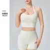 Top esportivo com gola halter, design cruzado e costas abertas, roupa de yoga feminina de secagem rápida, slim fit e que valoriza a silhueta para corrida e fitness