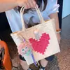 HD7123A07 Bolsa de Palha Plástica Tecida com Padrão de Coração de Pixel para o Trabalho, ao Ar Livre, Mão ou Ombro, Lembrança