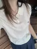 Camiseta Polo Fina de Manga Curta com Gola Twist Inspirada no Design de Verão 2026 para Mulheres, Estilo Coreano com Bordado de Laço