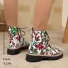 Botas Martin com bordado floral de nova indústria pesada transfronteiriça para mulheres, sola grossa, cadarço, cano médio, versátil, tamanho grande, botas femininas de comércio exterior