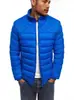 Chaqueta de algodón simple de color liso para hombre con cuello alto, que presenta acolchado de patrón de rombos en los hombros y el pecho, diseñada para usar durante todo el año en el comercio internacional y los mercados transfronterizos, proporcionando calidez
