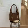 Bolsa de Ombro Único para Motocicleta com Rebites Retrô, Moda Europeia e Americana, Grande Capacidade, Aparência de Alto Padrão, Cor Sólida, Bolsa Tote de Mão Estilosa