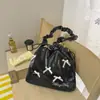 Bolsa de ombro doce e fofa em formato de laço amarelo leitoso, com design de alça de ombro franzida, uma bolsa transversal fofa para meninas