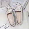 Zapatos de cuero nuevos de verano para mujeres de mediana edad y mayores, sandalias cómodas antideslizantes, zapatos de cuero suave con agujeros transpirables para mujer, zapatos de madre de fondo suave
