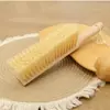Nova escova de cama de madeira de faia para uso doméstico, apresentando um cabo longo, cerdas macias e projetada para limpeza e remoção de poeira.