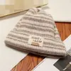 Gorro de Lana Tejido para Mujer en Otoño e Invierno Estilo Coreano Casual Versátil Estilo Japonés Rayas Letra Gorro para el Frío Cálido de Invierno Tendencia para Hombres