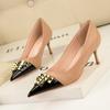 869-22 Zapatos de tacón alto sexys adelgazantes de moda europea y americana para mujer, tacón de aguja, escotados, puntiagudos, con remaches, combinación de colores, zapatos de una sola capa