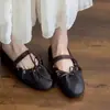 Sapatos baixos franzidos estilo francês com laço para mulheres, modelo novo, versáteis com saias, Mary Jane de uma tira, sapatilhas pequenas de couro