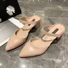 Sandalias de Playa de Moda Versátiles y Tendencia de Verano 2025, Slip-On, Sandalias Retro Transfronterizas al por Mayor para Mujer