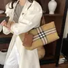Bolsa Tote de Ombro Único de Alto Padrão Outono 2026 Temperamento Simples Nicho Feminino Novo Estilo Versátil Estilo Casual Bolsa de Axila