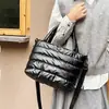 Chaqueta Acolchada de Algodón de Moda Transfronteriza Bolsa de Plumas Diseño de Nicho para Mujer Bolso Cruzado Portátil con Correa Ancha Bolso Tote Simple de Gran Capacidad