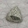 Acessórios Pinming Botões Metálicos de Renda Triangular Arqueada 35mm Botões Decorativos Versáteis para Roupas de Exterior e Tops Venda por Atacado