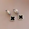 Pendientes Cortos de Acero de Titanio Estilo Coreano Pendientes de Flor de Cuatro Hojas para Mujer Pendientes de Oro de 18K Versátiles para Niñas Pendientes Sencillos Venta al por Mayor