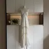 Vestido Largo de Satén Flotante con Tiras Finas y Parches de Encaje