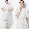 Foto Real de um Vestido Romântico Estilo Francês com Bordado Floral Tridimensional, Gola Alta, Mangas Longas, Acinturado, Vestido Elegante e Emagrecedor de Corte A