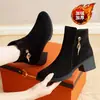 Botas Curtas de Camurça Fosca Femininas 2026 Outono Inverno Novas Botas Femininas Quentes com Pelúcia Sapatos de Algodão de Inverno Bico Redondo Salto Médio Botas Martin