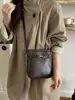 Bolso Cubo de Gama Alta Estilo Retro Casual para Mujer 2026 Nueva Moda Versátil de Hombro Único para Viajes Cotidianos Cruzado Simple Alta Apariencia