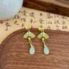 Nuevos Pendientes Largos con Borla en Forma de Abanico de Hoja de Bambú Estilo Chino Verde Esmeralda con un Estilo Antiguo Fresco y Elegante, Adecuados para Ropa Tradicional China y Qipao, Presentando un Diseño Único Similar a un Hada