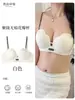Sutiã de alça fina para mulheres com seios pequenos, projetado para realçar o decote, fornecer suporte, prevenir a flacidez e oferecer um visual sem marcas.. Este sutiã popular e sexy não tem aro e oferece suporte lateral