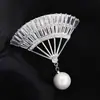 Broche de zircônia em formato de leque estiloso coreano, corsage de pérola elegante de alta qualidade para mulheres, broche de lapela de terno versátil em formato de leque
