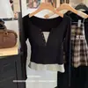 Camiseta de Manga Larga Falsa de Dos Piezas con Costuras de Contraste para Otoño e Invierno, Mujer, Cuello en V, Ajustada, Diseño de Nicho, Top Base con Almohadilla en el Pecho