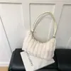 Bolsa de Pelúcia Fashion Outono e Inverno Nova Bolsa Feminina Grande Capacidade Simples Bolsa de Axila Estilo Popular de Celebridade da Internet Bolsa de Ombro