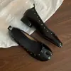 Versão em pele de ovelha~Sapatos slip-on estilo punk nicho ballet com bico aberto e rebites para mulheres, sapatos casuais da moda de salto baixo únicos