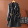 Jaqueta de Couro Haining Nova Outono/Inverno 2026 para Mulheres, Casaco Trench Clássico Fashion de Comprimento Médio com Gola Lapela, Casaco de Couro Biker Tamanho Plus