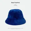 Chapéu de pescador de pelúcia em cores vibrantes para outono e inverno, quente e à prova de frio, versátil, moderno, casual, com toque de alta qualidade, faz o rosto parecer menor