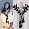 [Estritamente Selecionado] Xale Pequeno Listrado Branco Tricotado de Alta Qualidade Estilo Coreano Peça de Roupa Externa Decorativa Proteção Solar Colete de Ombro Moderno