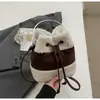 Bolso Satchel de Felpa de Invierno para Mujer 2025 Nuevo de Moda Nicho Retro Bolso Cubo de Moda Bolso de Hombro Cruzado para Viajes
