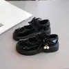 Sapatos de princesa estilosos e versáteis para meninas 2026 primavera e outono novos versão coreana sapatos casuais da moda para crianças mais velhas
