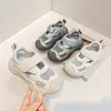 Sandálias Infantis Fechadas para Bebês Caminhando Estilo Verão 2026 Respiráveis Sapatos Funcionais para Meninos Pequenos Tênis Esportivos Casuais para Meninas