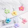 Llavero creativo con forma de flor pequeña de color caramelo fresco y pétalos brillantes, bonito y dulce colgante de bolso con forma de corazón para niña.