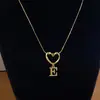 Collar de Acero de Titanio con Colgante de Corazón de Gama Alta y 26 Letras Inglesas para Mujer, Cadena para Clavícula con Apellido, Nicho de Lujo Ligero, Celebridad de Internet para Mejor Amiga
