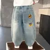 2129 Calça Jeans Infantil Outono 2026 Nova Estilo Coreano Infantil Tendência Calça de Perna Curva para Usar na Primavera e Outono Versátil Tendência