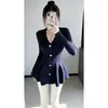 Nuevo vestido de punto para mujer estilo francés 2026, con escote en V, de un solo botón, mangas largas con volantes, cintura entallada y efecto adelgazante, en un diseño de punto chic inspirado en Chanel.