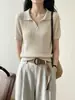 Top de punto elegante de color avena con cuello polo calado de manga corta para mujer, estilo 'old money' de verano, tacto de alta gama, camiseta de hombro normal