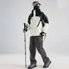 Resistente, totalmente impermeable y reforzada con costuras selladas, esta chaqueta de trabajo es adecuada para su uso como uniforme de trabajo o prenda exterior.. Se puede personalizar con un logo y es un diseño tres en uno desmontable.