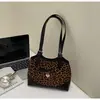 Bolsa Suede Retrô Nicho Outono e Inverno para Mulheres 2025 Novo Estilo Versátil para o Dia a Dia Ombro Axila Tote Bag