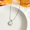 [Aço Titânio] Colar Francês de Luxo Pérola Branca Celebridade da Internet Design Elegante de Nicho Pingente Geométrico Corrente para Clavícula