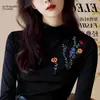Camiseta Preta Top com Gola Alta e Bordado Pesado Europeu para Mulheres, Estilo Outono e Inverno, Top Versátil de Segunda Pele Justo