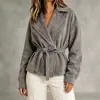 Casaco feminino curto de camurça novo estilo outono e inverno europeu e americano, com gola de lapela, cintura com amarração, corte solto, jaqueta de manga longa para mulheres