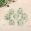 Dados de Piedra Preciosa Natural Luminosa Verde al por Mayor Poliédricos Grabados con Números Juego de Rol Dnd Juego de Siete Piezas Z01