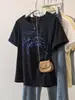 Camiseta de verano de nuevo estilo, cuello redondo, hombro normal, entallada en la cintura, manga corta irregular para mujer con estampado de letras, top adelgazante de talla grande para mujer