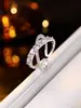 Un Elegante Anillo Cruzado para Mujer con Encanto Único, un Regalo Navideño para tu Novia en San Valentín