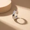 Anel moderno e popular de zircônia requintado e ultrabrilhante para mulheres, luxo leve com um toque de alta qualidade, anel aberto ajustável, banhado a ouro real